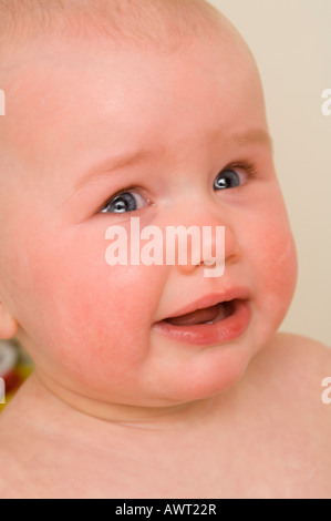 6 Monate altes Baby Mädchen unglücklich Porträt Stockfoto