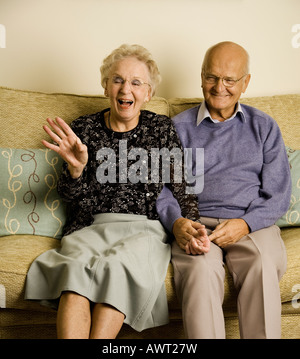 Ein älteres Ehepaar saß amüsiert und lachen Stockfoto