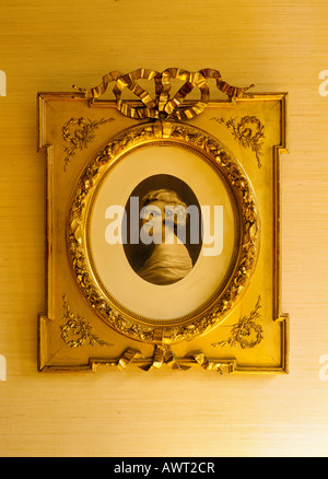 1930er Jahre Vintage Foto einer Frau in Goldrahmen Stockfoto
