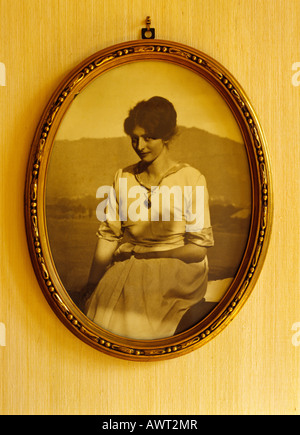 Vintage-Foto aus den 1920er Jahren einer jungen Frau in einem ovalen Rahmen France Europe Stockfoto