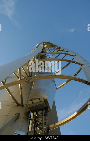 Heben Sie aufsteigende Glasgow Science Center Tower Clyde Seite Glasgow Schottland Stockfoto