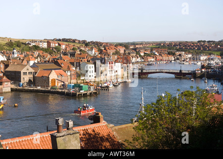 Die Schaukel Brücke über den Fluß Esk im Hafen von Whitby, North Yorkshire Stockfoto