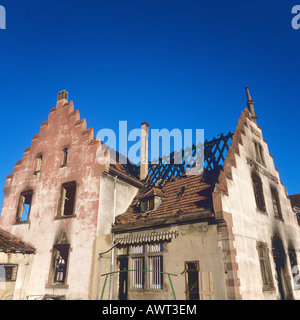 Verfallenes Brasserie Au Petit Rhin restaurant Gebäude, gebaut 1899, durch einen Brand zerstört, ausgebrannten Dachstuhl, Straßburg, Elsass, Frankreich, Europa, Stockfoto