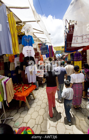 GUATEMALA CHICHICASTENANGO lokale Anbieter verkaufen alles von Obst und Gemüse, handgewebte Stoffe und touristische Schmuckstücke Stockfoto