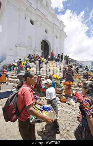 GUATEMALA CHICHICASTENANGO lokale Anbieter verkaufen alles von Blumen und Gemüse auf den Stufen des Santo Tomas Weihrauch Stockfoto