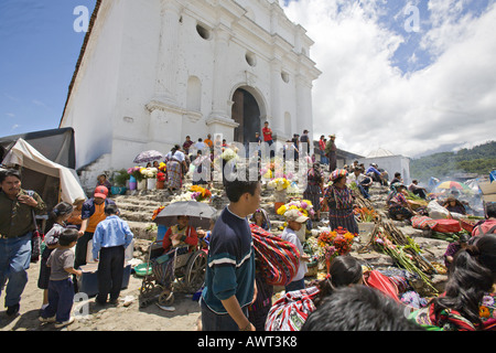 GUATEMALA CHICHICASTENANGO lokale Anbieter verkaufen alles von Blumen und Gemüse auf den Stufen des Santo Tomas Weihrauch Stockfoto