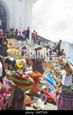 GUATEMALA CHICHICASTENANGO lokale Anbieter verkaufen alles von Blumen und Gemüse auf den Stufen des Santo Tomas Weihrauch Stockfoto