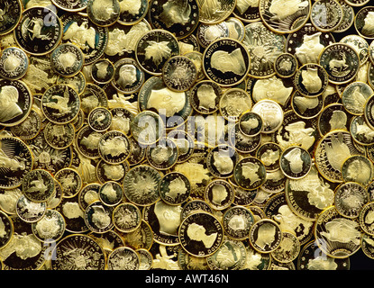 HINTERGRUND MIT ALTEN GOLDMÜNZEN Stockfoto