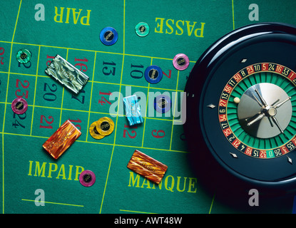 ROULETTE-RAD UND POMMES FRITES Stockfoto