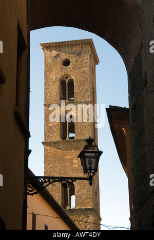 Campanile des Doms, gerahmt in einem gigantischen Bogen in Volterra Toskana Italien Stockfoto