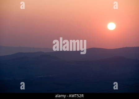 Sonnenuntergang über den Hügeln in der Nähe von Volterra Toskana Italien Stockfoto