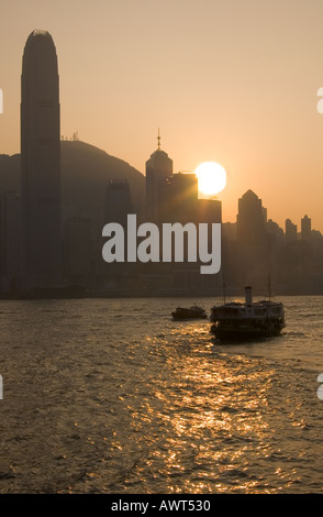 dh-Hafen HONG KONG Star Ferry IFC-Gebäude Silhouette Mittel- und Victoria Peak in der Abenddämmerung Stockfoto