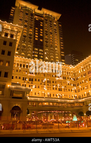 dh TSIM SHA TSUI HONG KONG The Peninsula Luxus Hoteleingang und Hochhaus bei Nacht Stockfoto