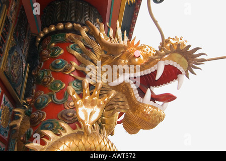 dh Jumbo Kingdom Restaurant ABERDEEN HONG KONG Chinese Golden Dragon Auf Säule am Eingang zum schwimmenden Restaurant hk china Art Traditionelle Seedrachen Stockfoto