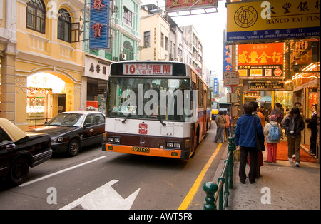 dh MACAU CHINA Bus Verkehrsmittel und Taxis Straße chinesische Kalligraphie Anzeige Zeichen über Geschäfte Stockfoto