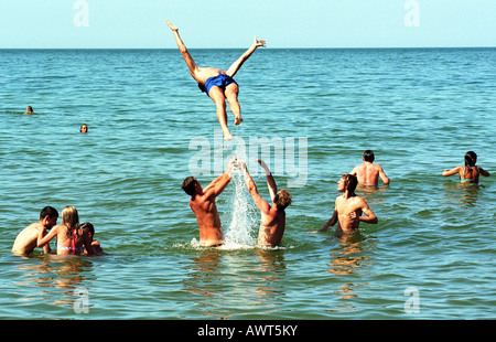 Jugendliche schwimmen in der Ostsee, Swetlogorsk, Russland Stockfoto