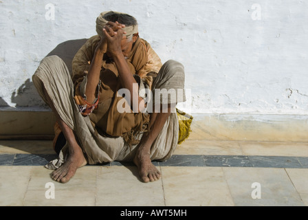 Porträt eines älteren Mannes in betender Haltung innerhalb einer Tempelanlage in Udaipur, Rajasthan, Indien. Stockfoto