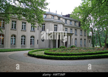 Ein Blick auf den westlichen Aspekt und Auffahrt der Wannsee Villa, Berlin. Stockfoto