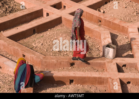 Zwei Frauen, die Arbeiten bei einem geometrischen Bauprojekt in Jaipur, Indien in bunten Saris gekleidet. Stockfoto