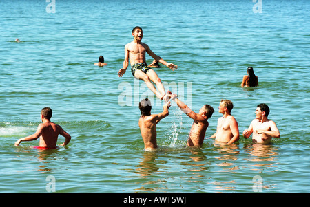 Jugendliche schwimmen in der Ostsee, Swetlogorsk, Russland Stockfoto