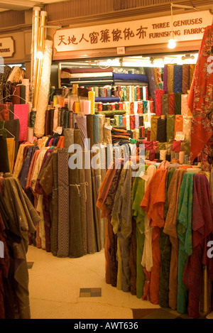 dh Western Market SHEUNG WAN HONG KONG Material Tuch Seide rollt Geschäfte Obergeschoss zeigt Stockfoto