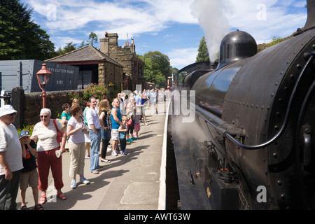 Touristen warten, um auf ein Dampfzug auf der North Yorkshire Moors Railway am Bahnhof Goathland, North Yorkshire Stockfoto