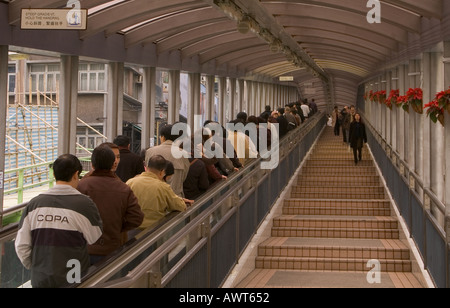 Dh Mitte ebene Rolltreppe CENTRAL HONGKONG Cochrane Straße Menschen stufen Treppen Fußgänger travelator Pendler Stockfoto