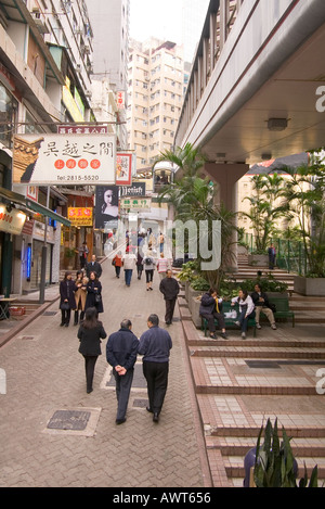 dh mittelgroße Rolltreppe IM ZENTRUM VON HONG KONG Cochrane Street Menschen in der Straße unterhalb der längsten überdachten Rolltreppe Gehsteig erhöhten Szene Stockfoto