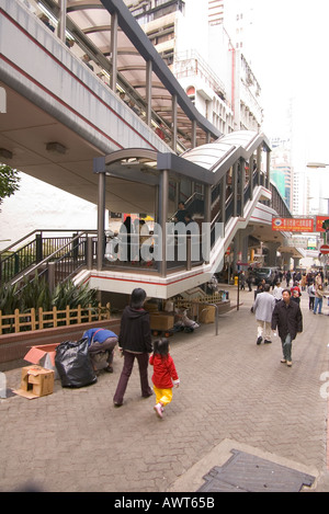 dh mittlere Rolltreppe IM ZENTRUM VON HONG KONG Cochrane Street Menschen am längsten überdachte Rolltreppe erhöhte Laufstege Stockfoto