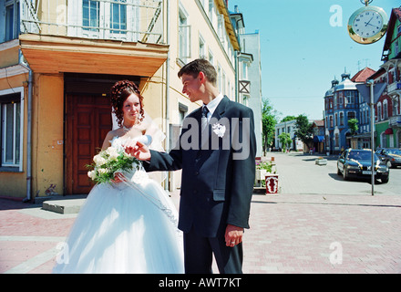 Brautpaar auf einer Straße in Selenogradsk, Russland Stockfoto