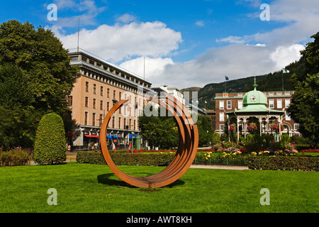 Skulptur vor dem West-Norwegen-Museum von dekorativen Kunststadt Bergen Norwegen Skandinavien Stockfoto