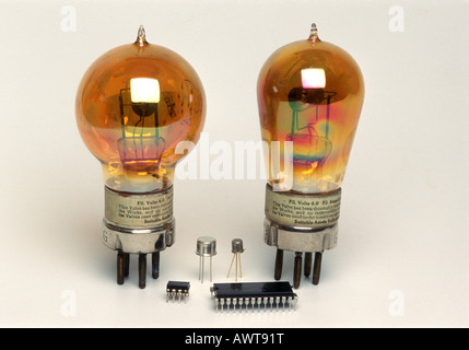 Frühe Ventile thermoionische Vakuumröhren neben Mikrochips und Transistoren Stockfoto