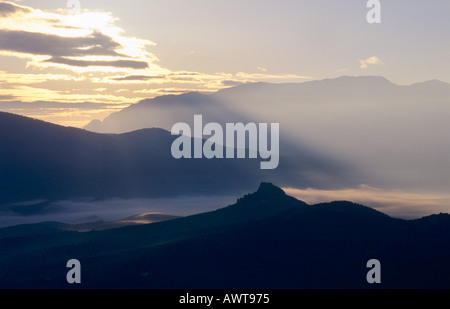 Sonnenaufgang am frühen Morgen geistige Bild. Nebel, Sonnenaufgang. Sierra Magina Jaen Andalusien Andalusien Spanien Stockfoto