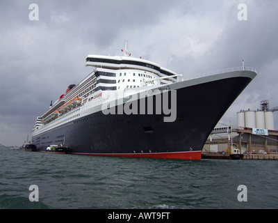 Das Kreuzfahrtschiff Queen Mary 2 angedockt im Hafen von Southampton Hampshire, England, UK Stockfoto