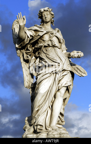 Engelsstatue auf der Brücke St. Angel in Rom Stockfoto