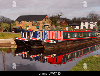 Kanalboote und Lastkähne auf dem Shropshire Union Canal in der Nähe der Aquädukt Pont Cysyllte Clwyd Wales UK United Kingdom GB Stockfoto