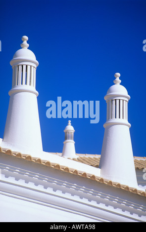 Schornsteine auf Terrakottadächer, Algarve südlichen Portugal Architekturdetail Stockfoto