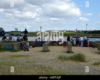 Familien, die Krabben in den Hafen auf dem Fluss Blythe zwischen Southwold und Walberswick, Suffolk, England, UK. Stockfoto