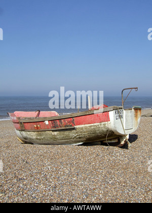 Altes Fischerboot am Strand von Blakeney National Nature Reserve, Norfolk, England, UK. Stockfoto