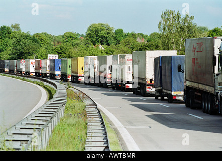 LKWs stecken im Stau in der Nähe der deutsch-polnischen Grenze, Frankfurt an der Oder, Deutschland Stockfoto