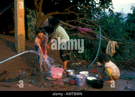 Ethnische schwarz Lahu Menschen Person Frauen Mädchen Kind Kinder waschen Geschirr Dorf Bergstämme Chiang Rai Provinz Thailand Asien Stockfoto