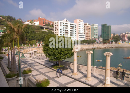 dh Stanley Bay STANLEY HONG KONG Leute auf Promenade Dorf direkt am Meer Apartment block Wohnungen Stockfoto