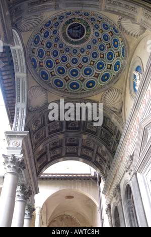 Dach des Portikus der Pazzi-Kapelle in der Kirche Santa Croce in Florenz Italien Stockfoto