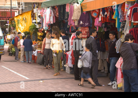 dh Stanley Market STANLEY HONG KONG Shopper suchen durch Tuch Stände Stockfoto