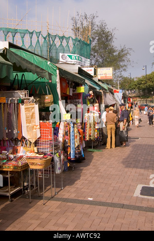 dh Stanley Market STANLEY HONGKONG-Käufer verhandeln mit dem Stallverkäufer Street Shop Stockfoto