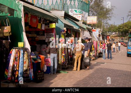 dh Stanley Market STANLEY HONG KONG Shopper mit Stall Verkäufer Feilschen Stockfoto