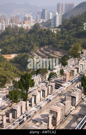 dh Chai Wan Friedhof CHAI WAN HONG KONG Friedhof Grabstein mit Blick auf die Wolkenkratzer Gehäuse chinesische Grabsteine Stockfoto