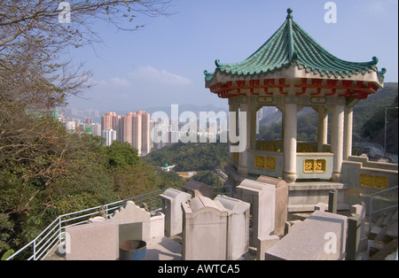 Dh Chai Wan Chai WAN Friedhof HONG KONG chinesische Pagode Friedhof Steine Grabstein mit Blick auf die Wolkenkratzer Gehäuse Stockfoto