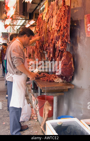 dh chinesische Straße Wet Market asia SHUI PO MÄRKTE HONG KONG CHINA Metzger Schneiden Fleisch Shop Hacken Lebensmittel hacken Blockieren Stockfoto