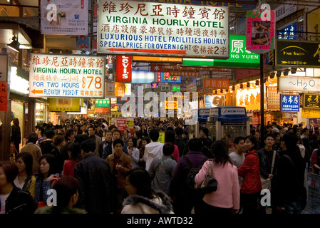 dh MONG KOK HONG KONG Werbung Zeichen pro Stunde Hotel und Shopper nachts Sai Yeung Choi Street Stockfoto